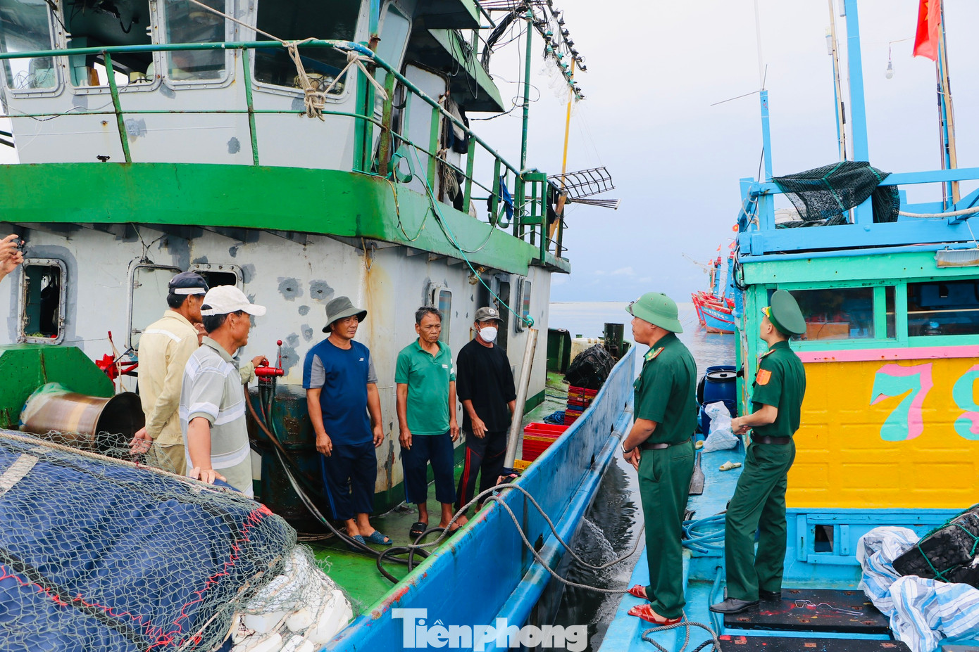 Lực lượng chức năng hướng dẫn tàu thuyền vào cảng neo đậu, tránh trú ATNĐ. (Ảnh: Nguyễn Ngọc) Lực lượng chức năng hướng dẫn tàu thuyền vào cảng neo đậu, tránh trú ATNĐ. (Ảnh: Nguyễn Ngọc)