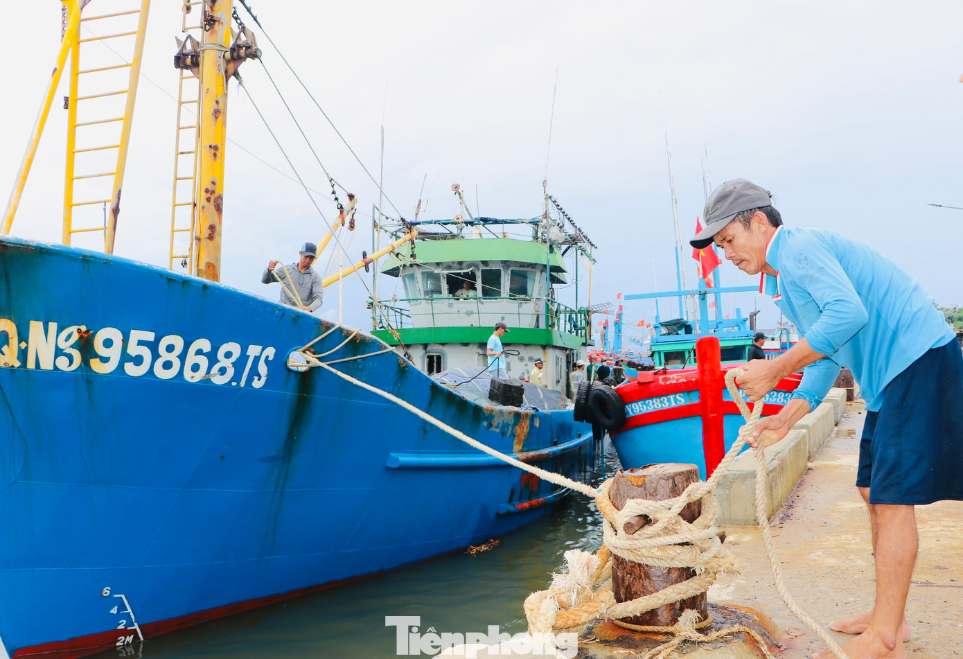 Tàu thuyền ngư dân vào bờ neo đậu tránh trú ATNĐ. (Ảnh: Nguyễn Ngọc) Tàu thuyền ngư dân vào bờ neo đậu tránh trú ATNĐ. (Ảnh: Nguyễn Ngọc)