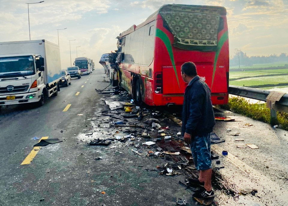 Hai xe khách tông nhau trên đường dẫn cao tốc Đà Nẵng - Quảng Ngãi. Ảnh: CSGT Hai xe khách tông nhau trên đường dẫn cao tốc Đà Nẵng - Quảng Ngãi. Ảnh: CSGT