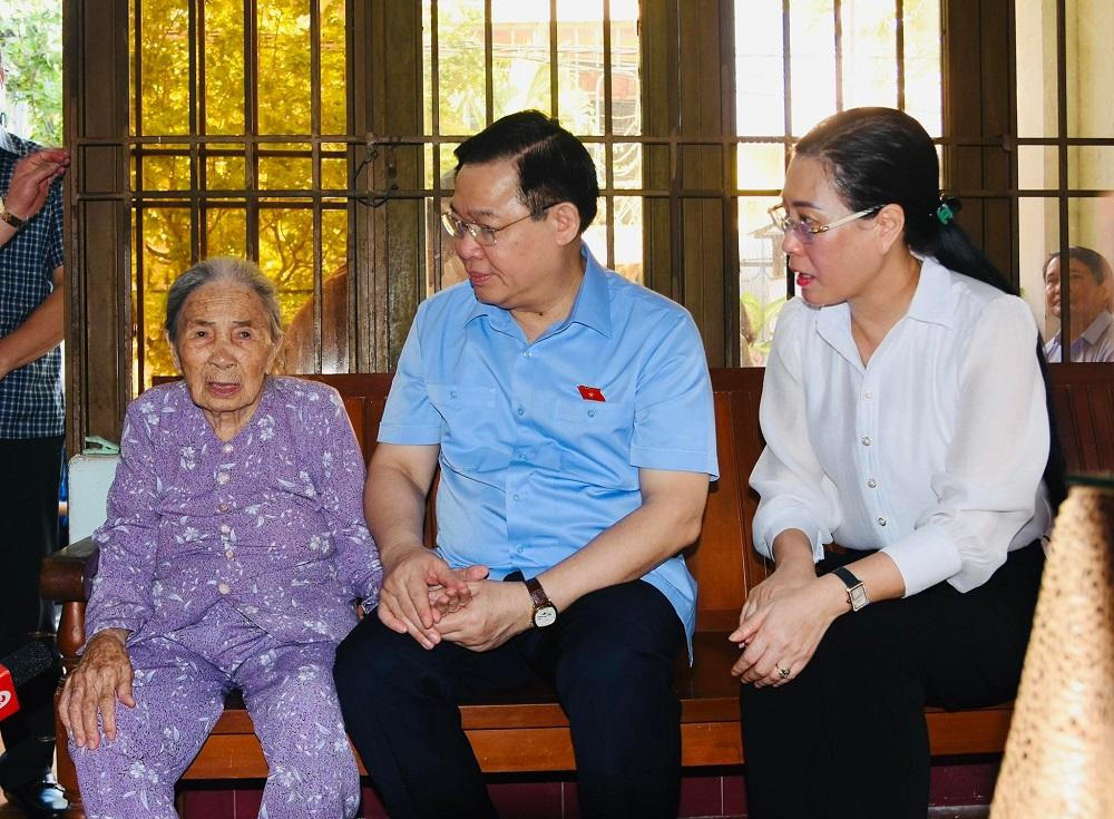 Chủ tịch Quốc hội Vương Đình Huệ cùng Đoàn công tác của Quốc hội đến thăm Mẹ Việt Nam Anh hùng Lê Thị Thư.