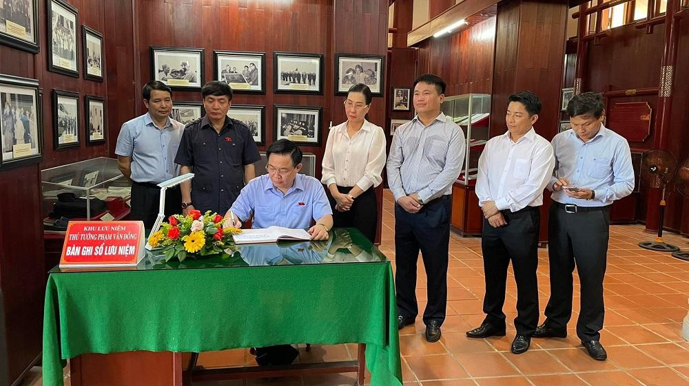 Chủ tịch Quốc hội Vương Đình Huệ ghi sổ lưu niệm tại Khu lưu niệm cố Thủ tướng Chính phủ Phạm Văn Đồng.