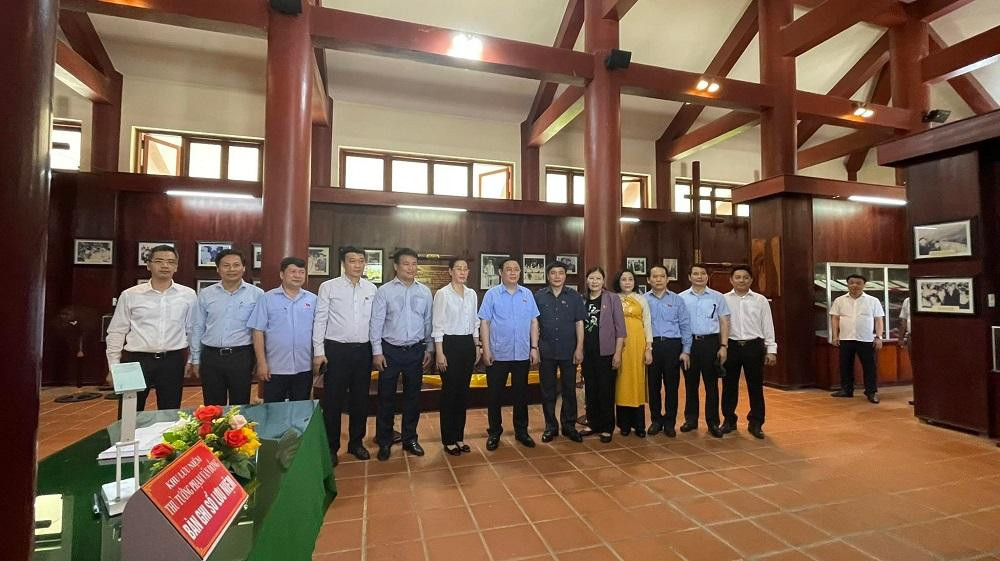 Chủ tịch Quốc hội Vương Đình Huệ chụp ảnh lưu niệm ở Khu lưu niệm cố Thủ tướng Chính phủ Phạm Văn Đồng (ở làng Thi Phổ, xã Đức Tân, huyện Mộ Đức, Quảng Ngãi).