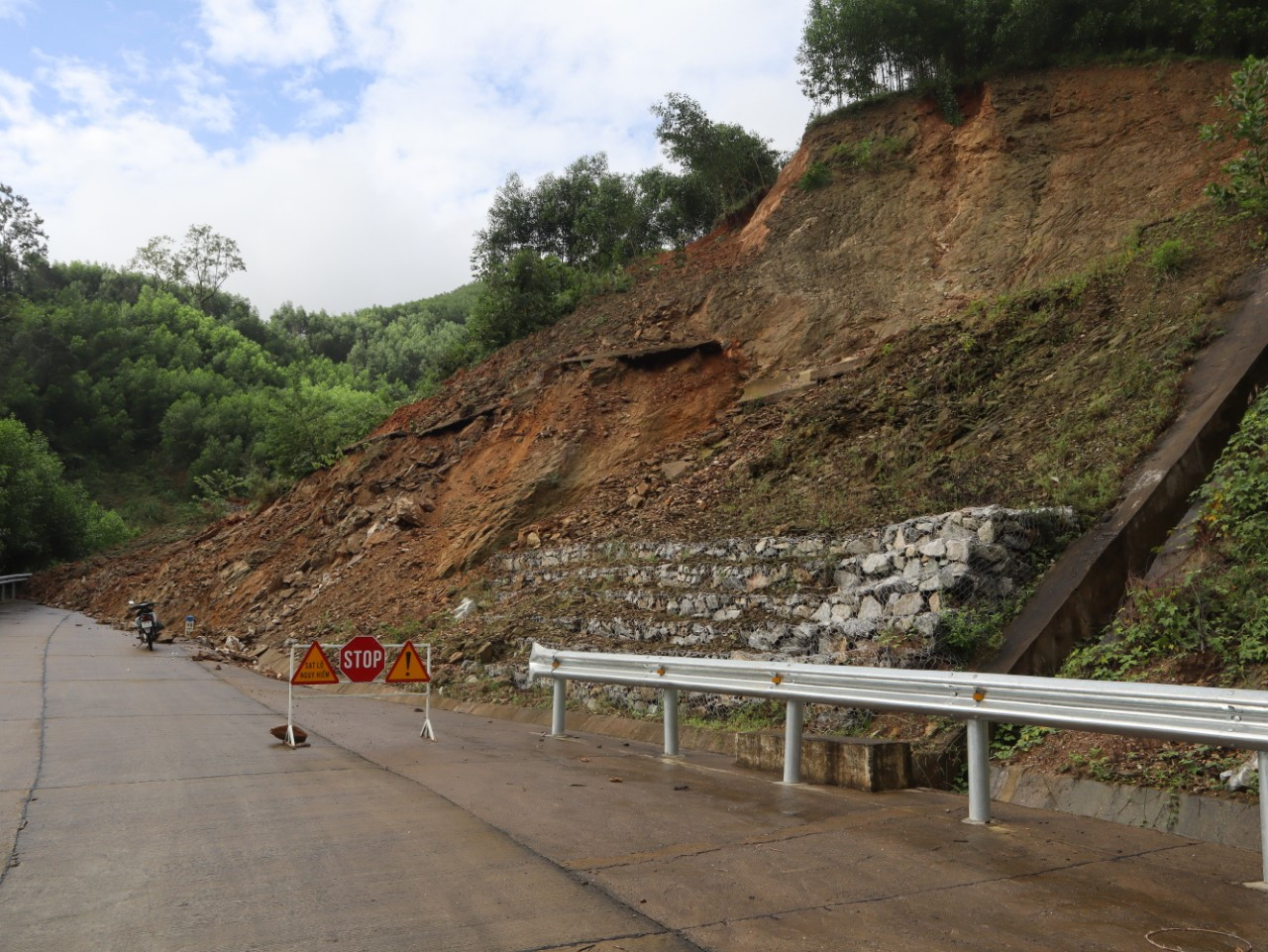 Chính quyền địa phương đã cắm biển cảnh báo và cử lực lượng túc trực tại điểm sạt lở. Chính quyền địa phương đã cắm biển cảnh báo và cử lực lượng túc trực tại điểm sạt lở.