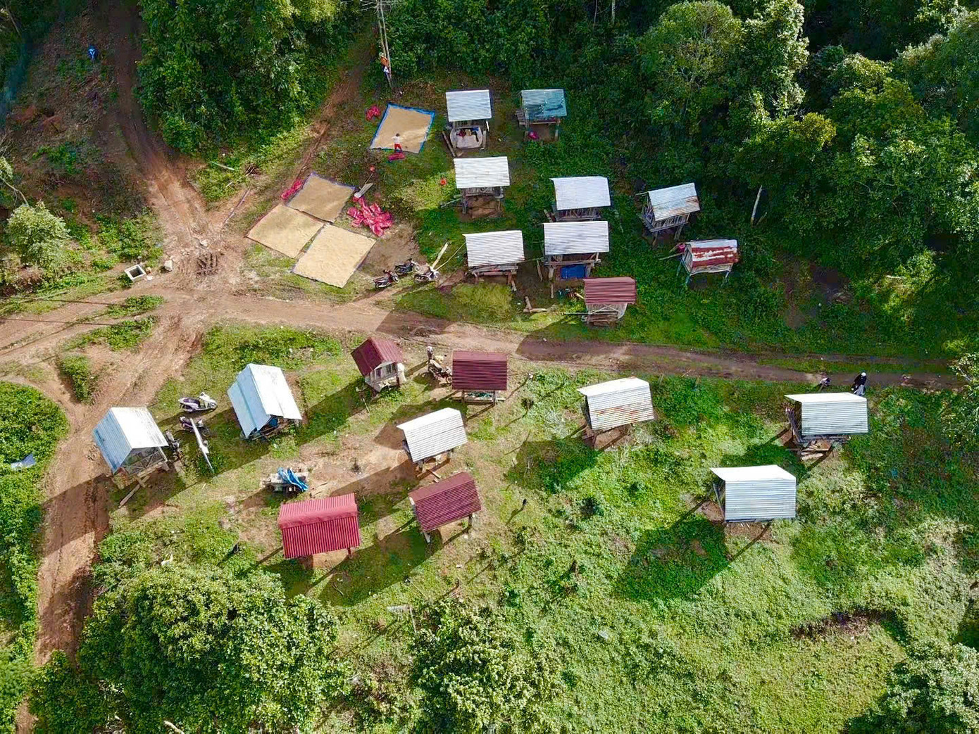 Những "kho" chứa lúa của người dân sau khi thu hoạch.