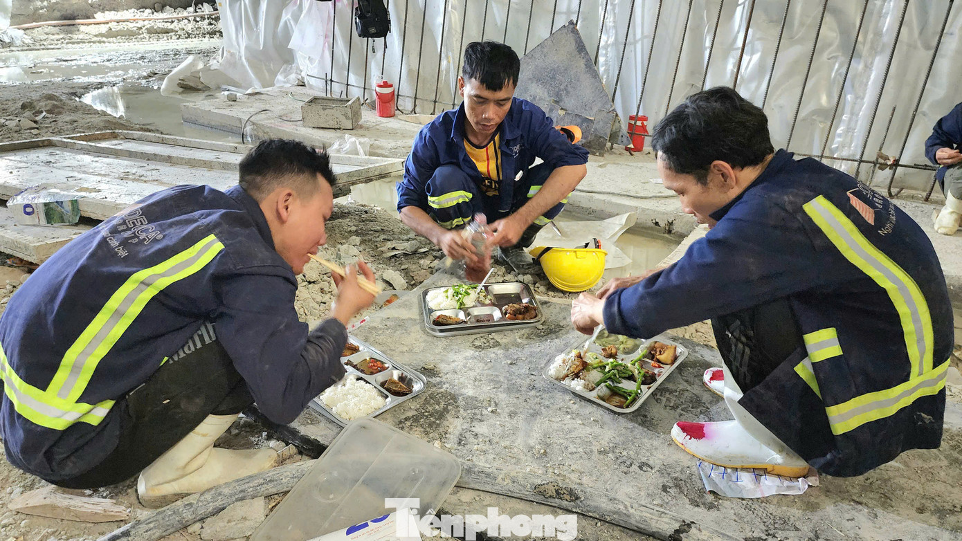Các công nhân ăn vội bữa cơm trưa trong hầm số 3.