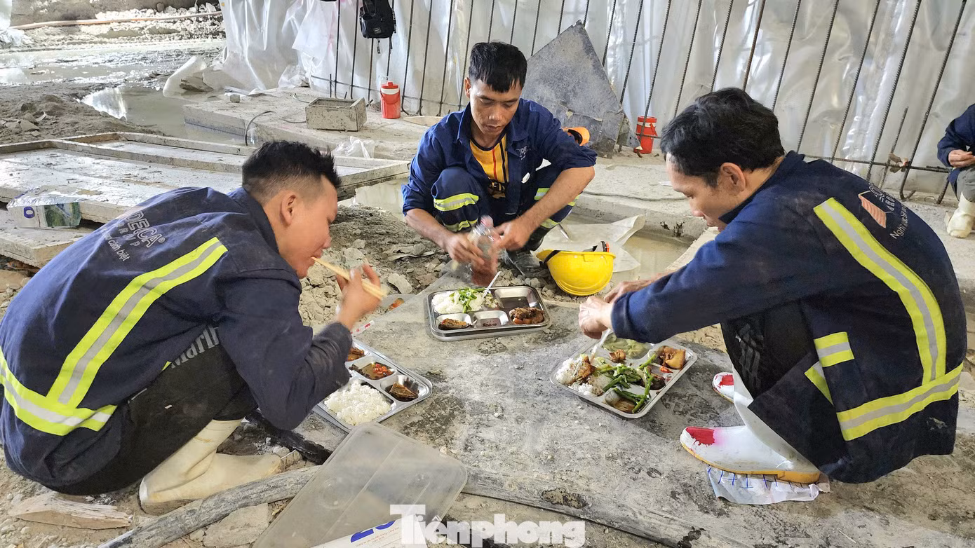 Các công nhân ăn vội bữa cơm trưa trong hầm số 3.