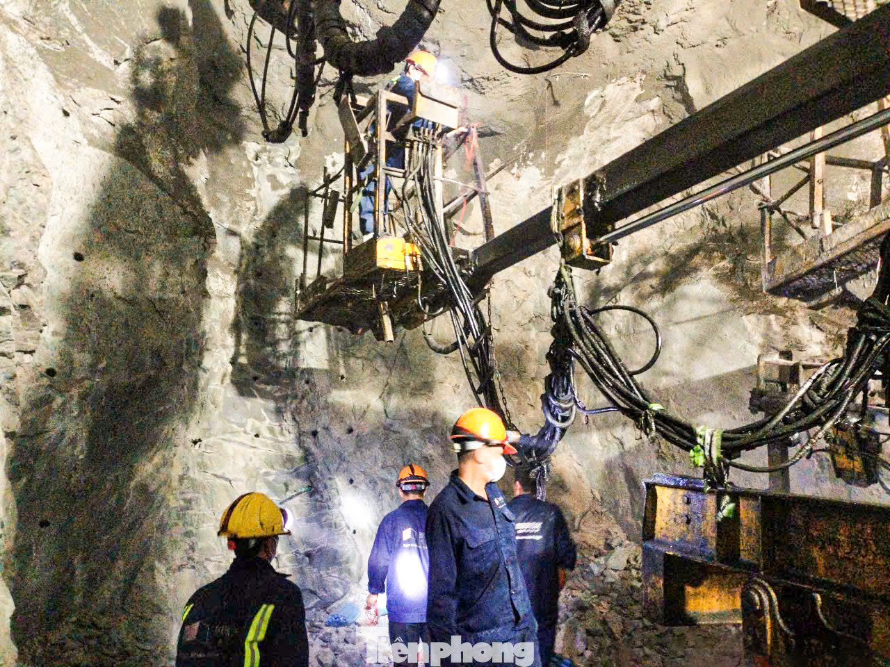 Công nhân thi công bên trong hầm số 3. Sau khi hoàn thành, hầm số 3 là hầm dài thứ 3 cả nước sau Hải Vân và Đèo Cả.