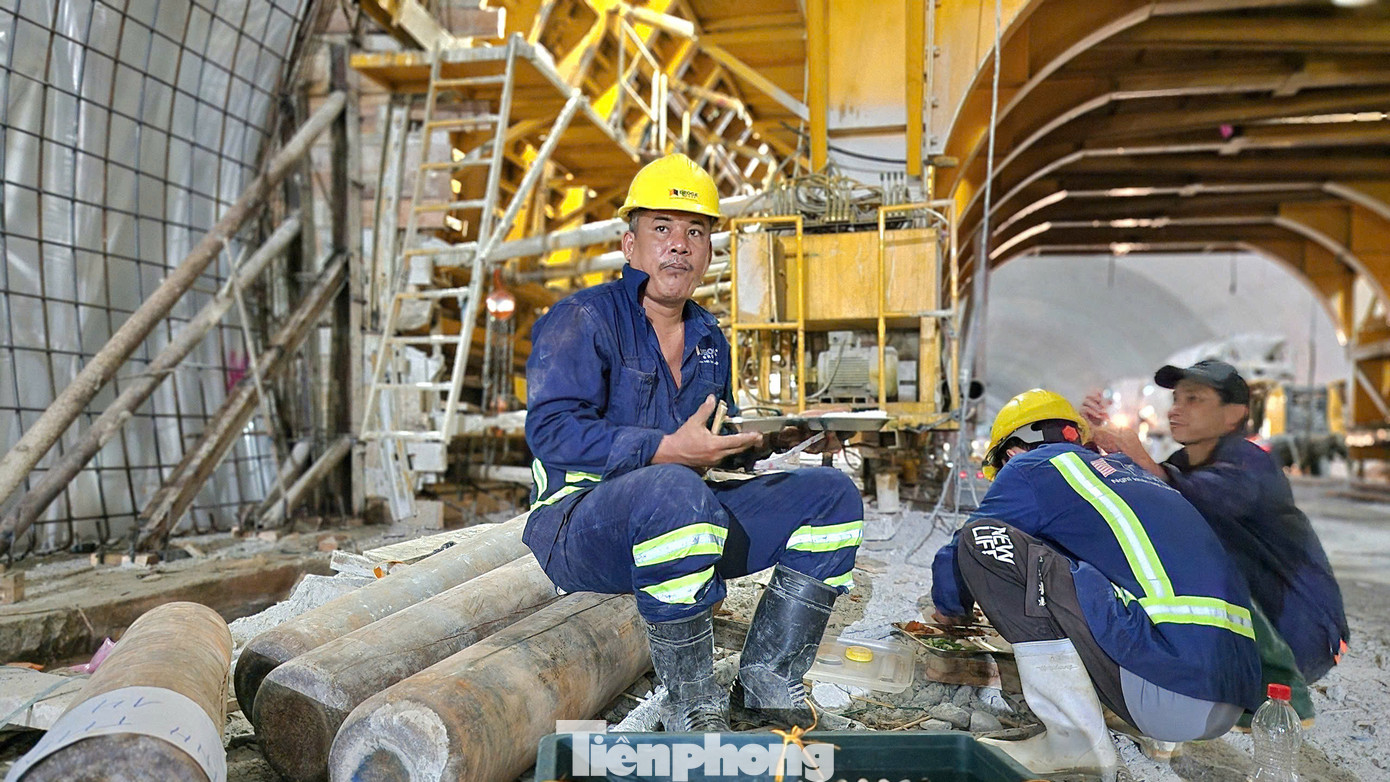 Công nhân tranh thủ nghỉ trưa để tiếp tục công việc.