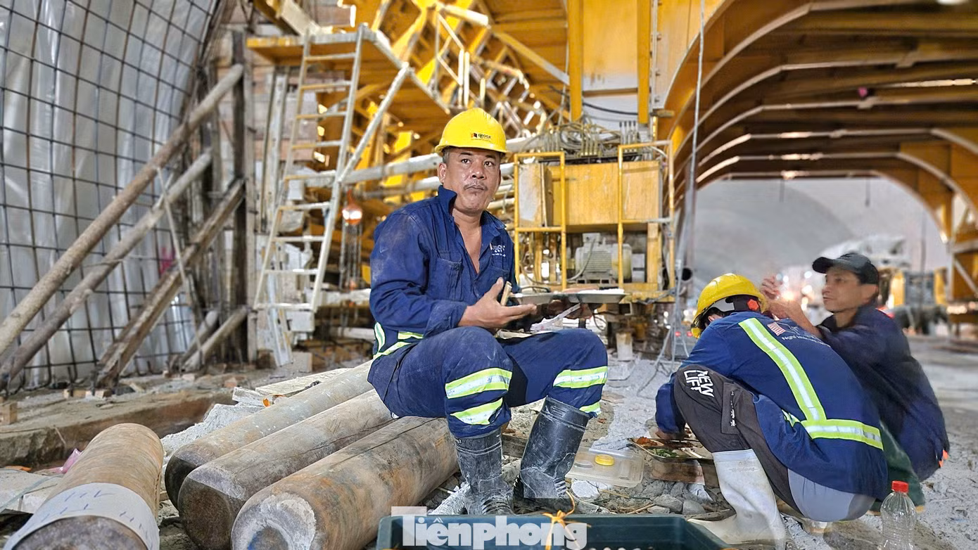 Công nhân tranh thủ nghỉ trưa để tiếp tục công việc.