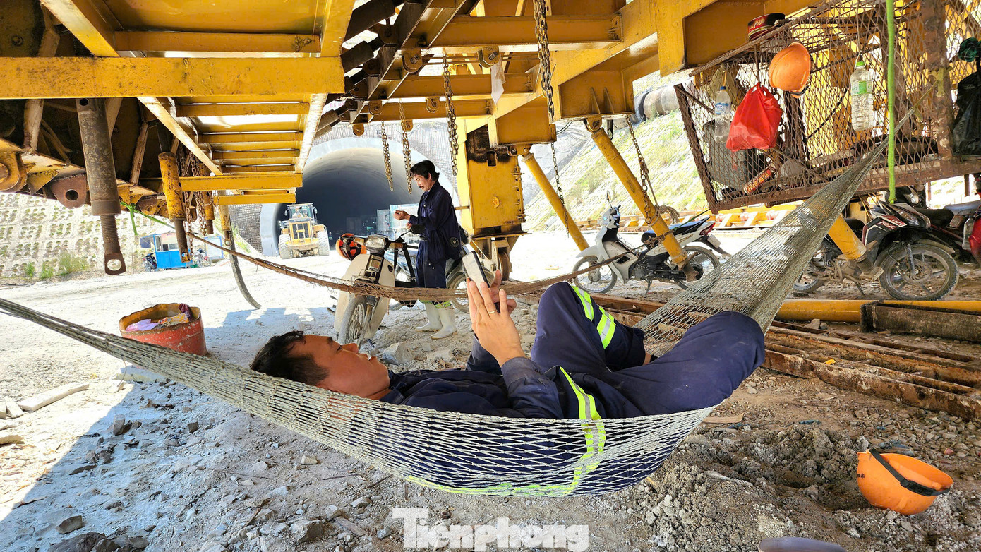 Công nhân tranh thủ nghỉ trưa để tiếp tục công việc.