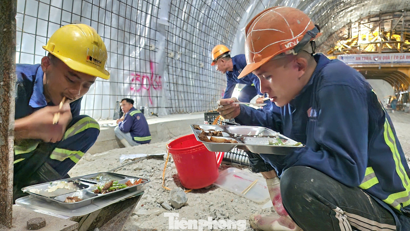Các công nhân ăn vội bữa cơm trưa trong hầm số 3.