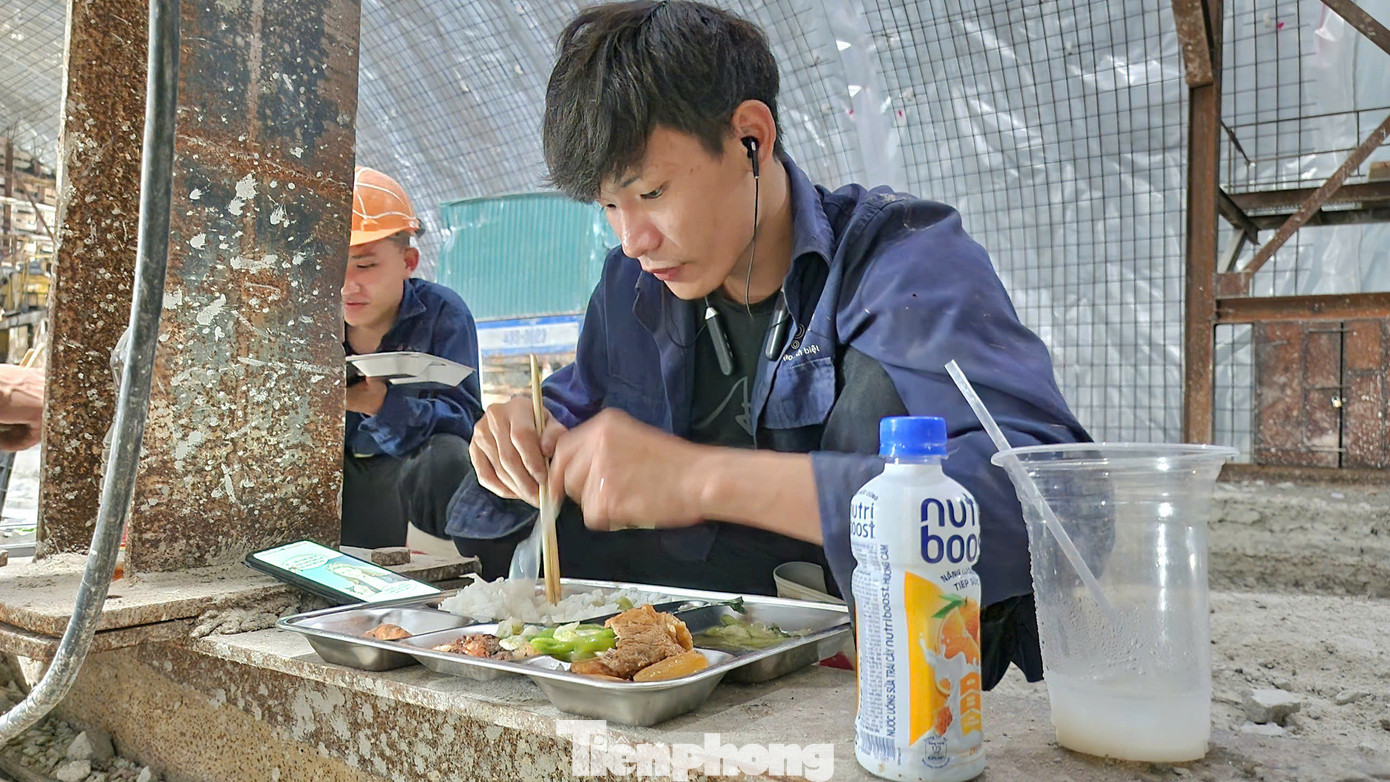 Các công nhân ăn vội bữa cơm trưa trong hầm số 3.