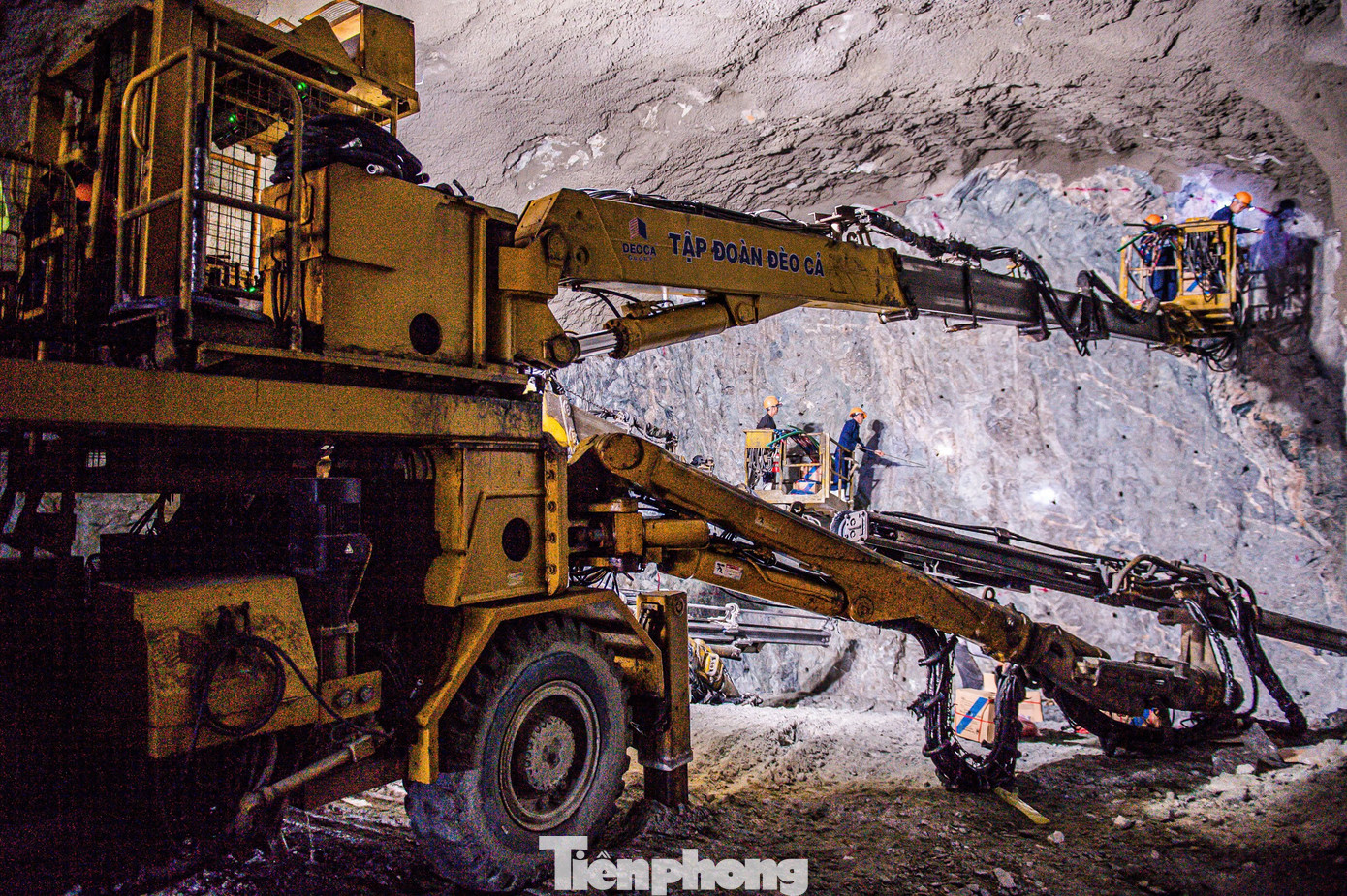 Công nhân thi công bên trong hầm số 3. Sau khi hoàn thành, hầm số 3 là hầm dài thứ 3 cả nước sau Hải Vân và Đèo Cả.