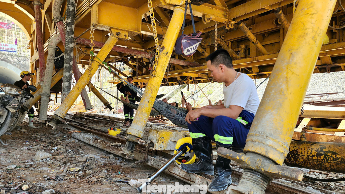 Công nhân tranh thủ nghỉ trưa để tiếp tục công việc.