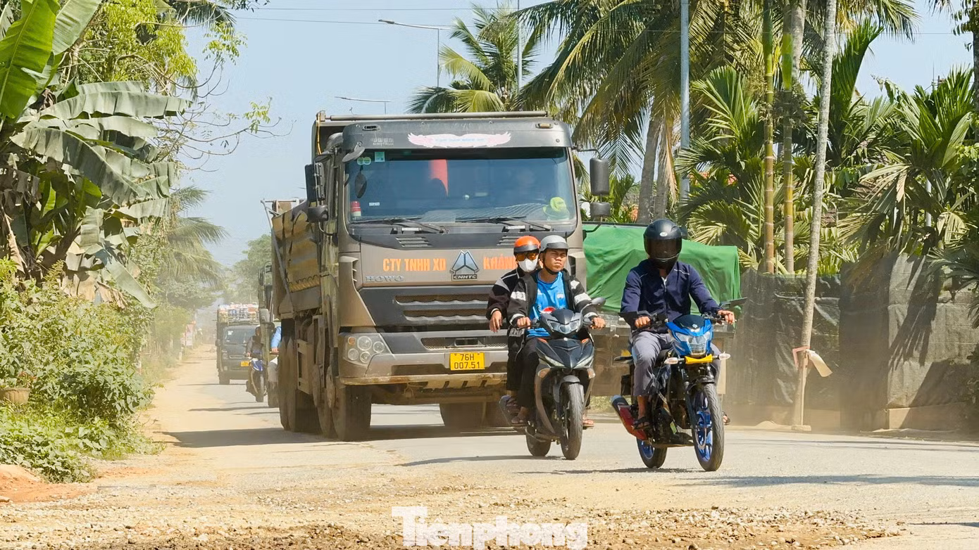 Một số xe còn chở “có ngọn” chạy với tốc độ cao, lấn làn, vượt ẩu. Một số xe còn chở “có ngọn” chạy với tốc độ cao, lấn làn, vượt ẩu.