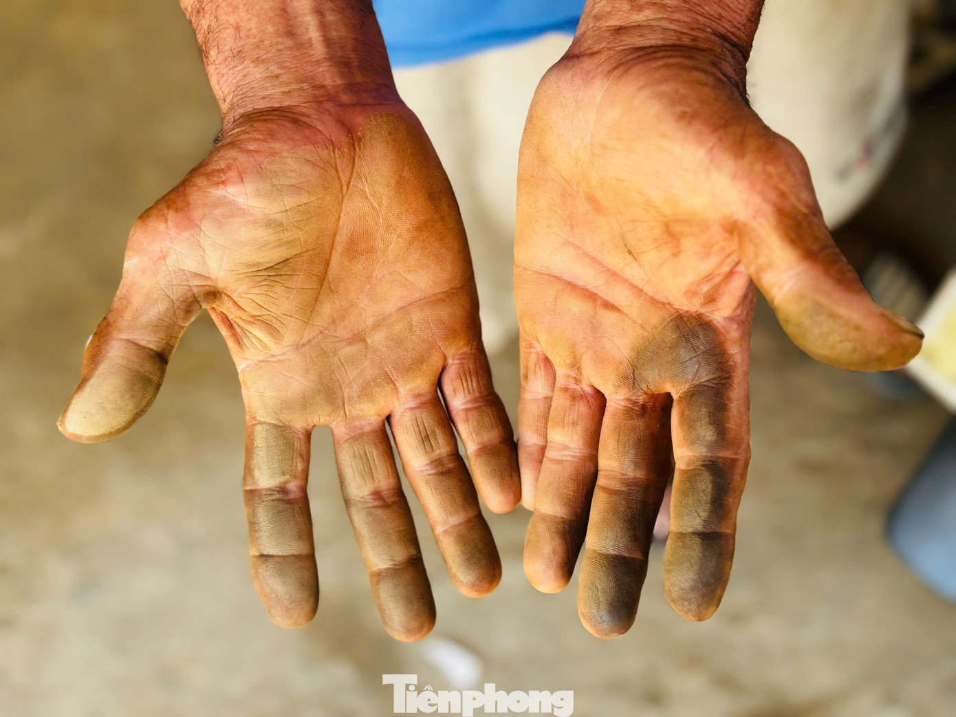 Cuộc sống của người dân dọc tỉnh lộ 624 bị đảo lộn vì khói bụi. Ảnh: Nguyễn Ngọc