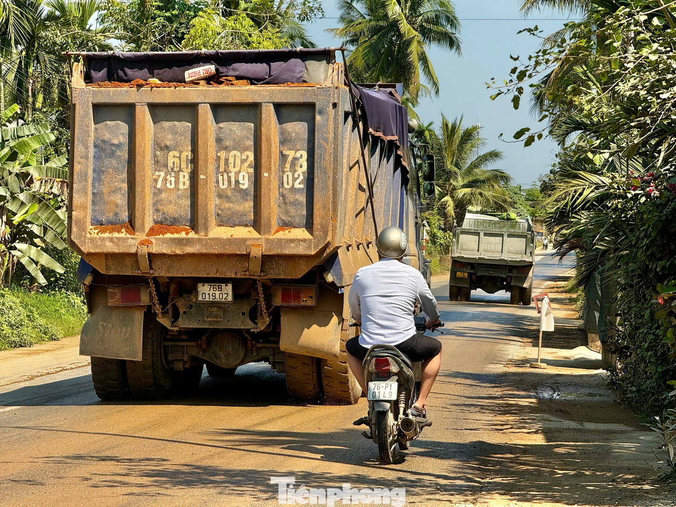 Một số xe còn chở “có ngọn” chạy với tốc độ cao, lấn làn, vượt ẩu. Ảnh: Nguyễn Ngọc