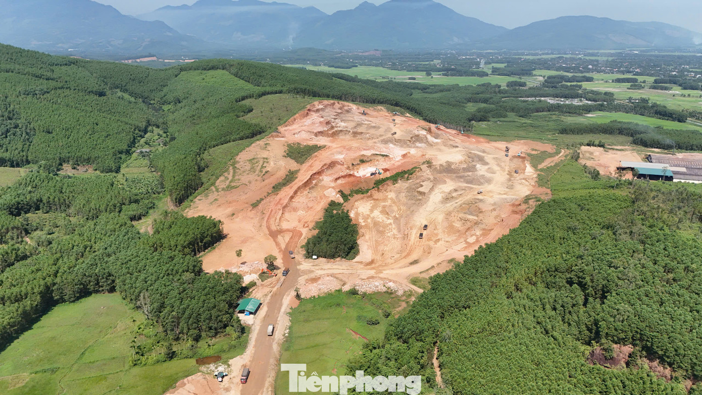 Mỏ đất Hành Minh mỗi ngày có cả trăm lượt xe ra vào chở đất. Ảnh: Nguyễn Ngọc