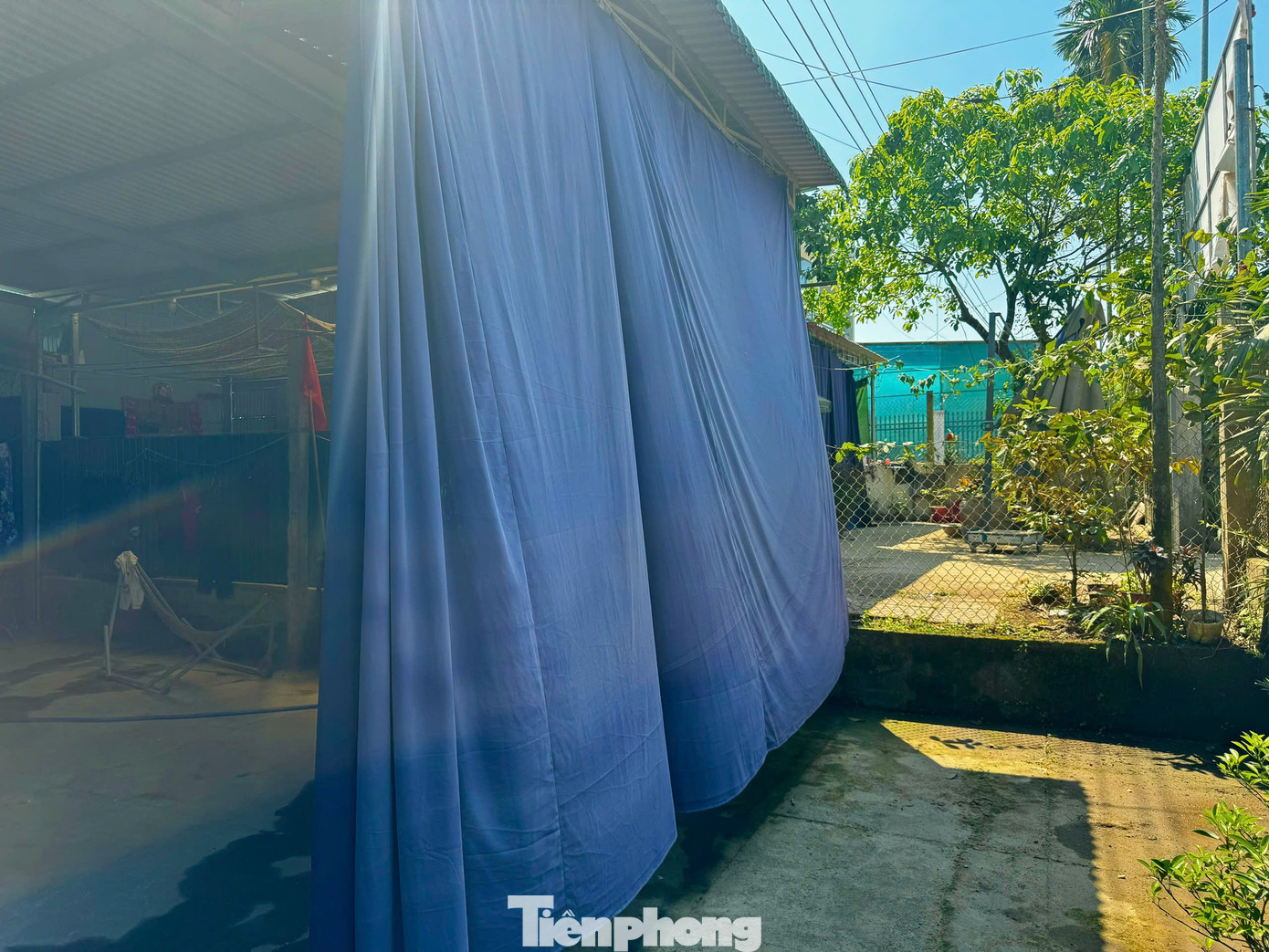 Cuộc sống của người dân dọc tỉnh lộ 624 bị đảo lộn vì khói bụi. Ảnh: Nguyễn Ngọc