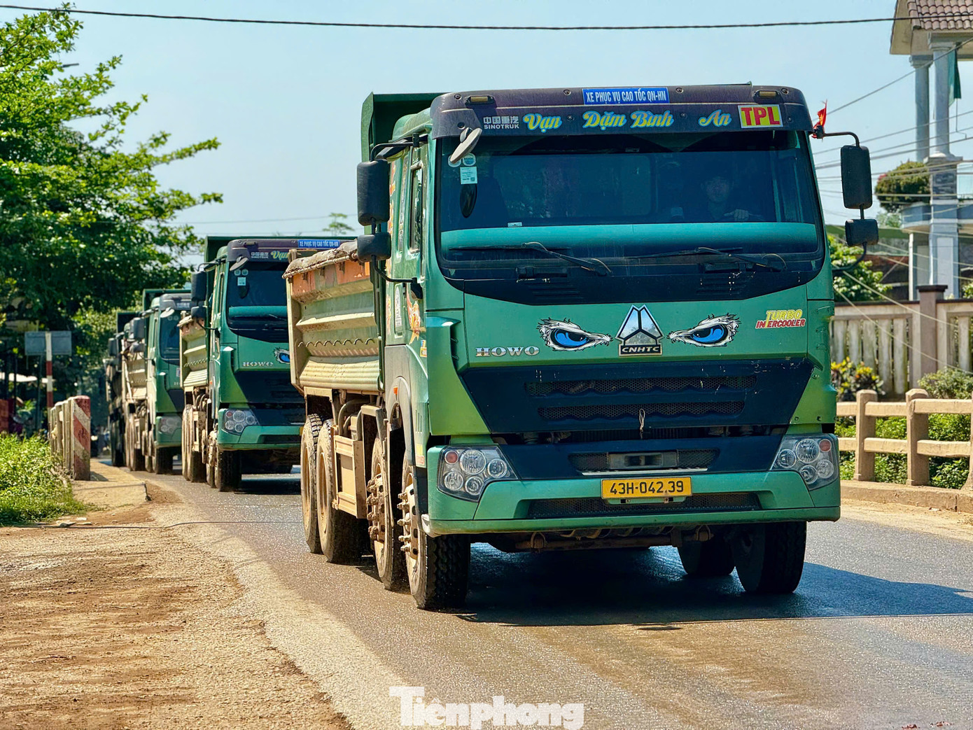 Một số xe còn chở “có ngọn” chạy với tốc độ cao, lấn làn, vượt ẩu.