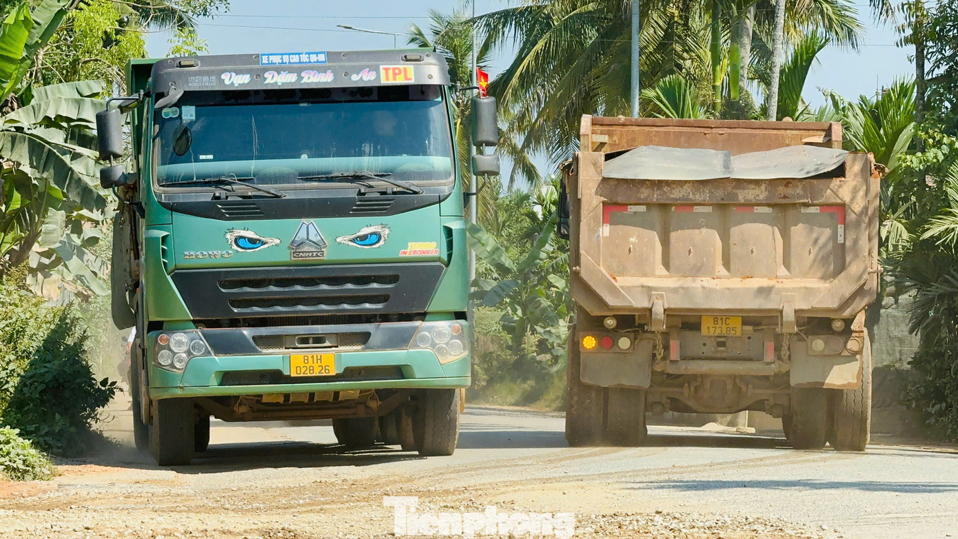Người dân bất an khi tham gia giao thông. Ảnh: Nguyễn Ngọc