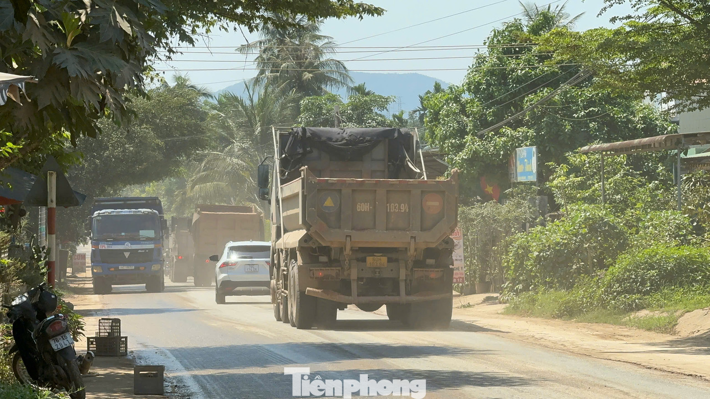 Các xe chạy với tần suất lớn, khiến bụi bay mù mịt. Ảnh: Nguyễn Ngọc