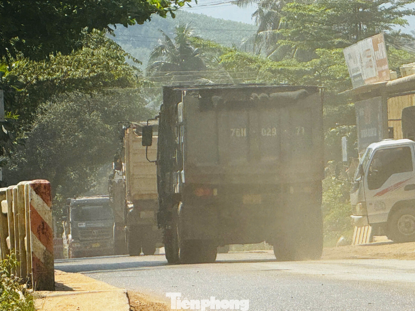 Các xe trọng tải lớn phục vụ dự án cao tốc Quảng Ngãi - Hoài Nhơn chạy với tần suất dày đặc khiến bụi bay mù mịt.