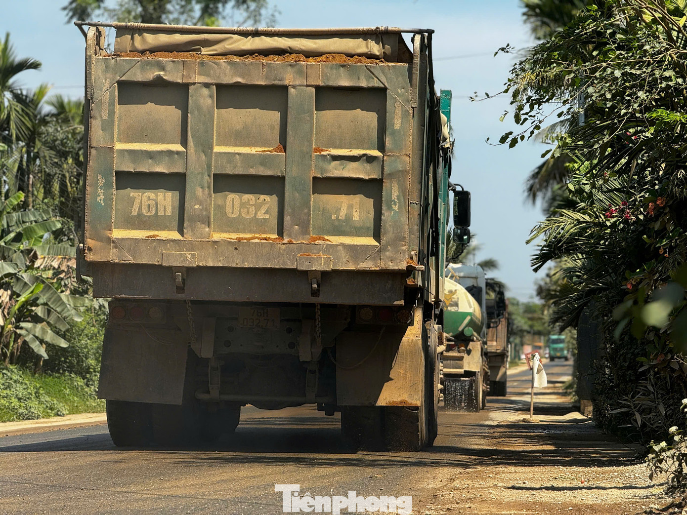 Một số xe còn chở “có ngọn” chạy với tốc độ cao, lấn làn, vượt ẩu. Ảnh: Nguyễn Ngọc
