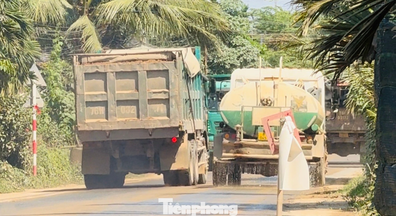 Một số xe còn chở “có ngọn” chạy với tốc độ cao, lấn làn, vượt ẩu. Ảnh: Nguyễn Ngọc