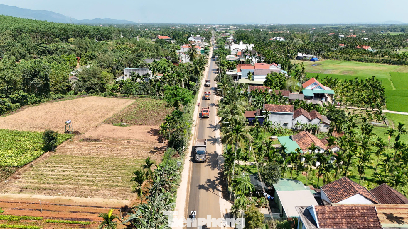 Các xe nối đuôi nhau thành hàng dài trên đường. Ảnh: Nguyễn Ngọc