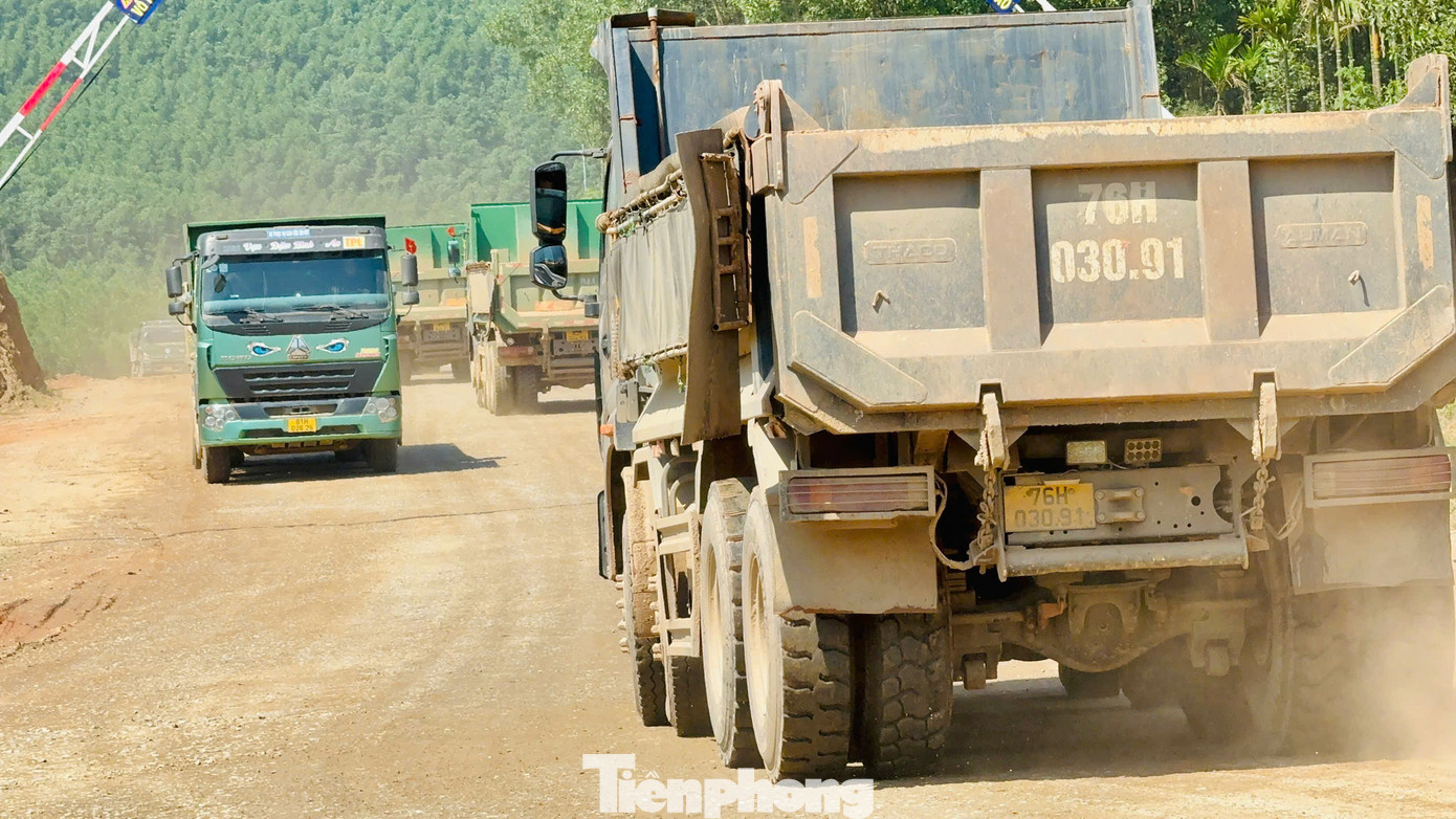 Mỏ đất Hành Minh mỗi ngày có cả trăm lượt xe ra vào chở đất. Ảnh: Nguyễn Ngọc