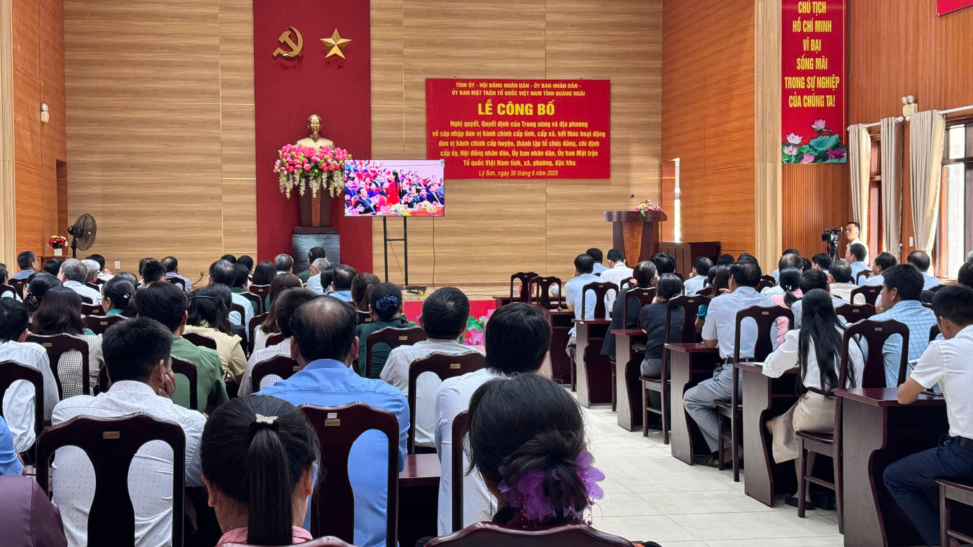 Tại trung tâm hành chính Đặc khu Lý Sơn lễ công bố nghị quyết sáp nhập tỉnh đã diễn ra trong không khí trang nghiêm. Tại trung tâm hành chính Đặc khu Lý Sơn lễ công bố nghị quyết sáp nhập tỉnh đã diễn ra trong không khí trang nghiêm.