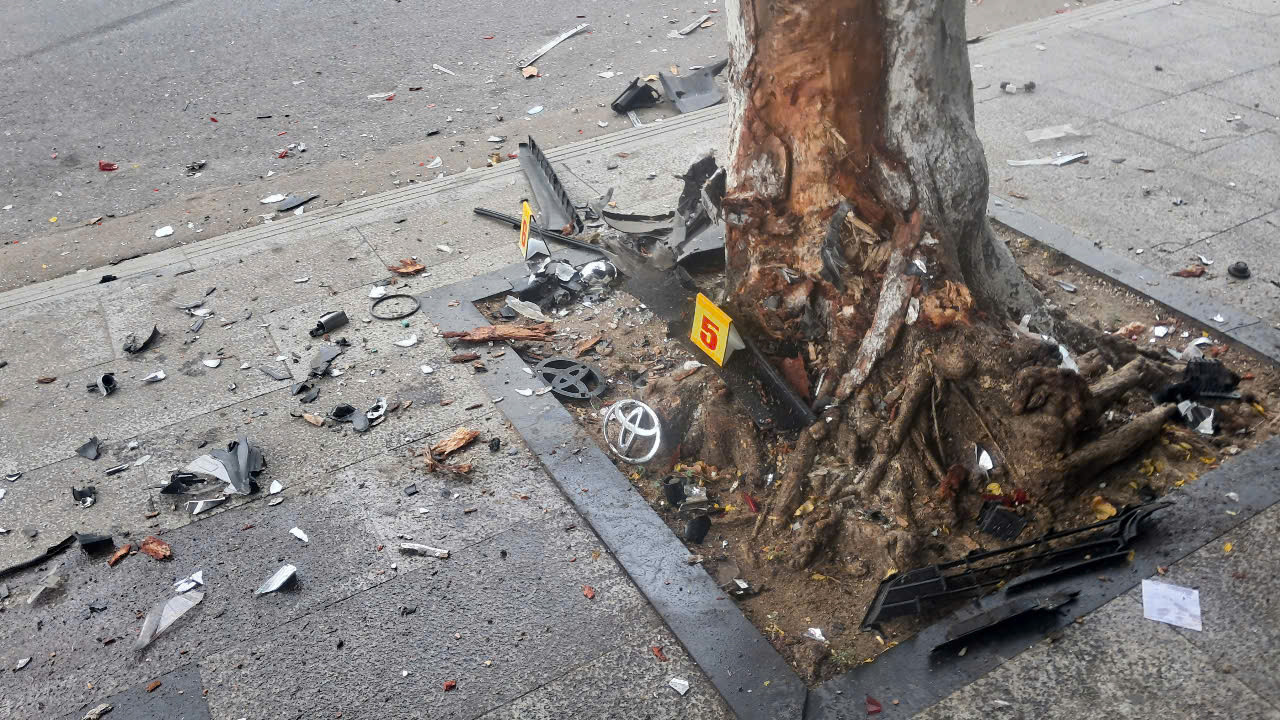 Xe ô tô mang BKS 76A – 043.. chỉ dừng lại khi tông vào một cây xanh trên vỉa hè.