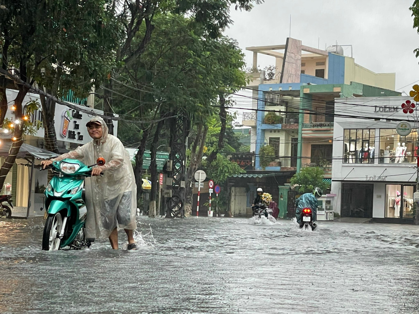 ... khiến việc đi lại của người dân gặp nhiều khó khăn. ... khiến việc đi lại của người dân gặp nhiều khó khăn.