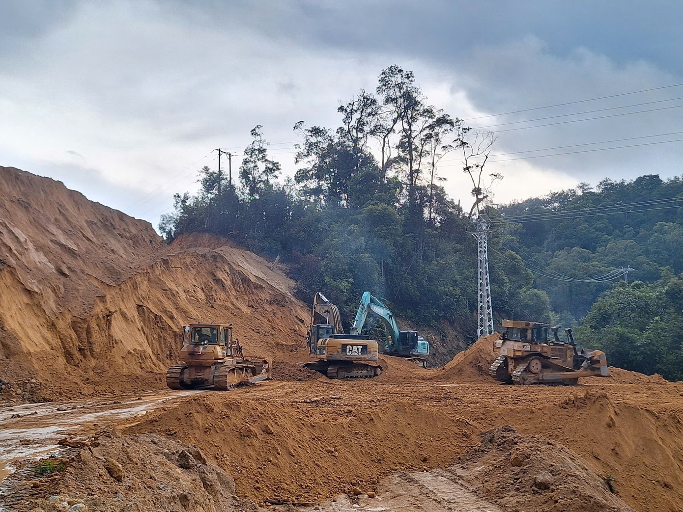 Một dự án giao thông đang được triển khai xây dựng ở xã Măng Đen (tỉnh Quảng Ngãi). Ảnh: Tiền Lê Một dự án giao thông đang được triển khai xây dựng ở xã Măng Đen (tỉnh Quảng Ngãi). Ảnh: Tiền Lê