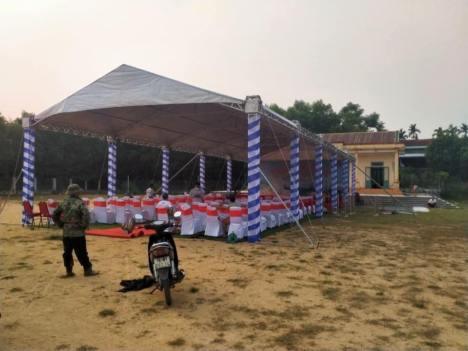 Công ty CP Tập đoàn đầu tư bất động sản và Quản lý dự án INCO (trụ sở tại TP Đà Lạt, tỉnh Lâm Đồng) đứng ra dựng rạp tổ chức lễ khởi công trái phép dự án thuỷ điện Sơn Nham. Ảnh: CACC