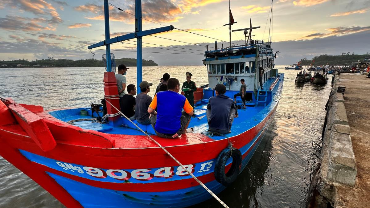 Tàu cá QNg 90648 TS đưa 11 ngư dân bị chìm tàu về bờ an toàn. Ảnh: VT