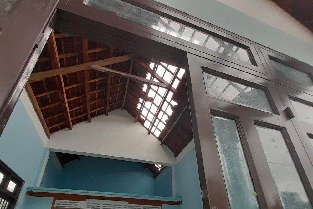 Toàn bộ mái ngói đã bị lốc xoáy tốc bay. Toàn bộ mái ngói đã bị lốc xoáy tốc bay.