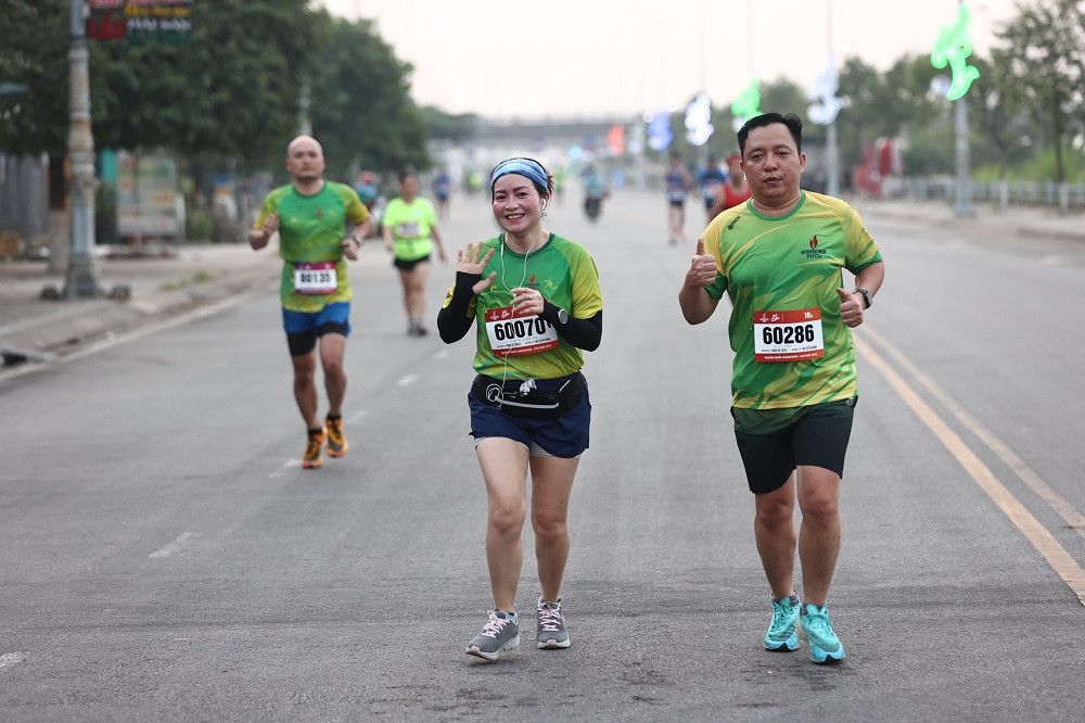 Các VĐV trên đường về đích.