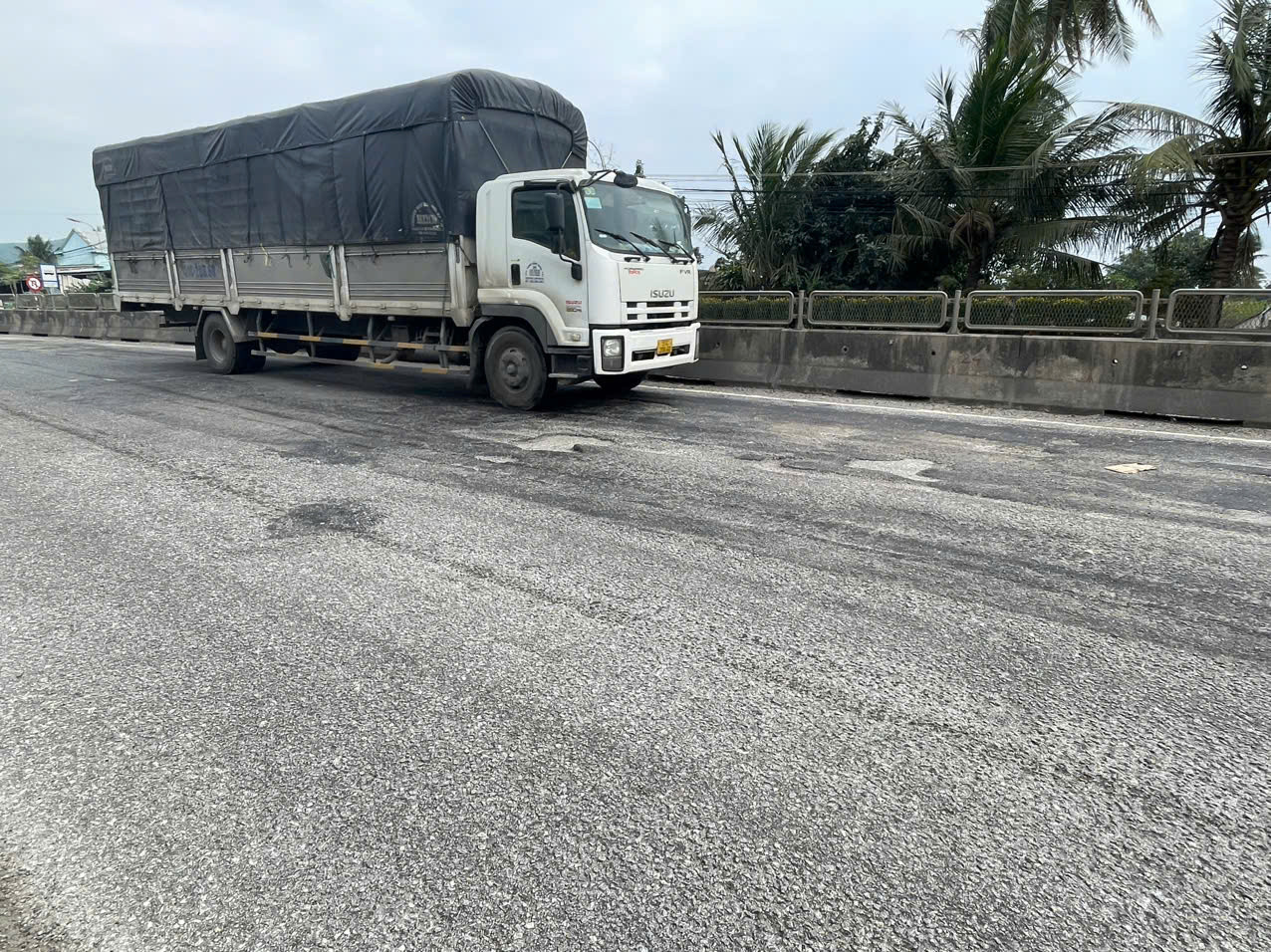 Tuyến Quốc lộ 1A đoạn qua địa bàn thị xã Đức Phổ (tỉnh Quảng Ngãi) bị hư hỏng gây khó khăn cho phương tiện tham gia giao thông. Ảnh: Thanh Nhật