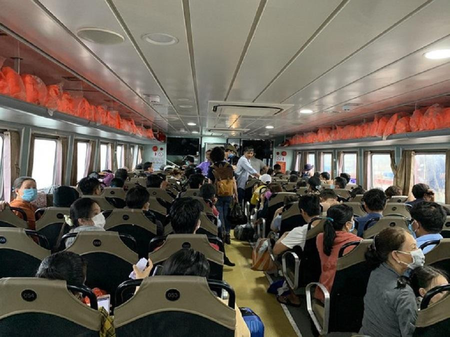 Du khách xuống tàu để ra Lý Sơn tại đầu cảng đất liền Sa Kỳ, xã Bình Châu, huyện Bình Sơn.