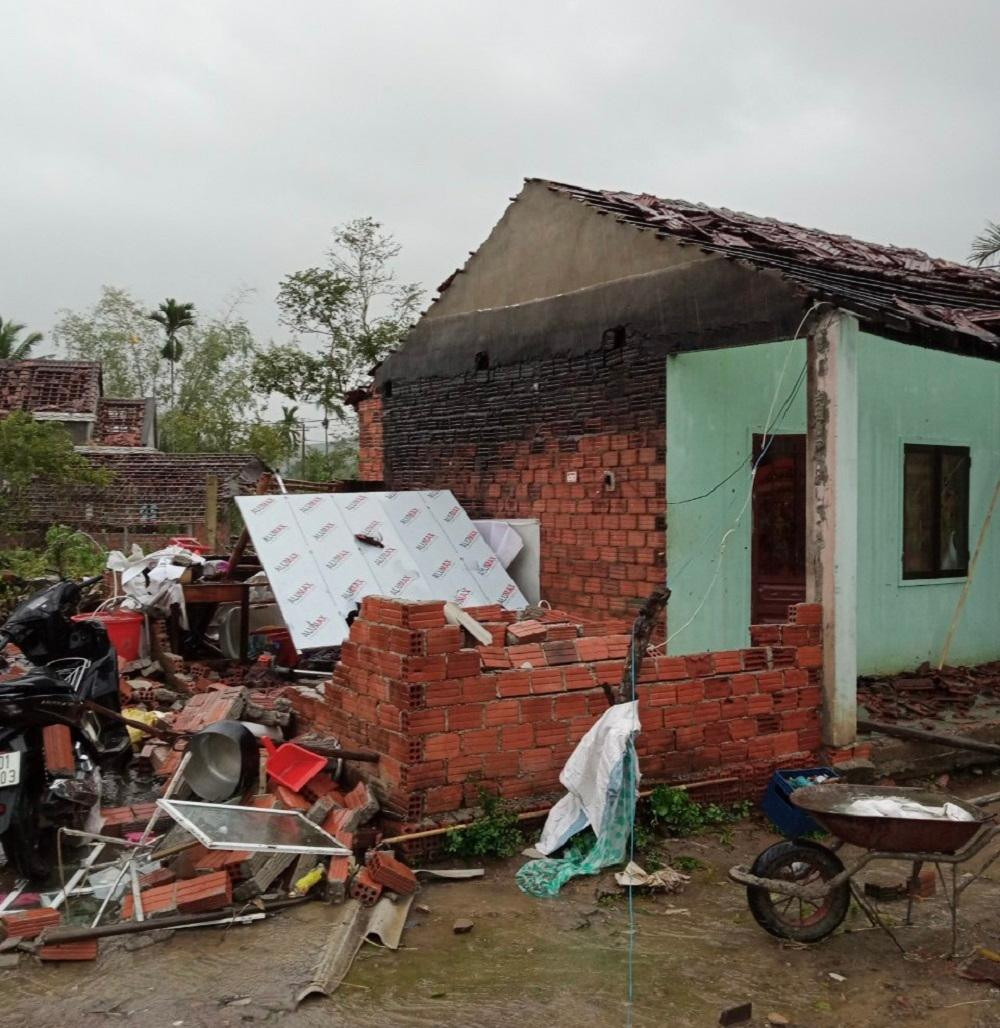 Ngói tốc bay, rơi xuống, vỡ đồ đạc trong nhà. Ngói tốc bay, rơi xuống, vỡ đồ đạc trong nhà.