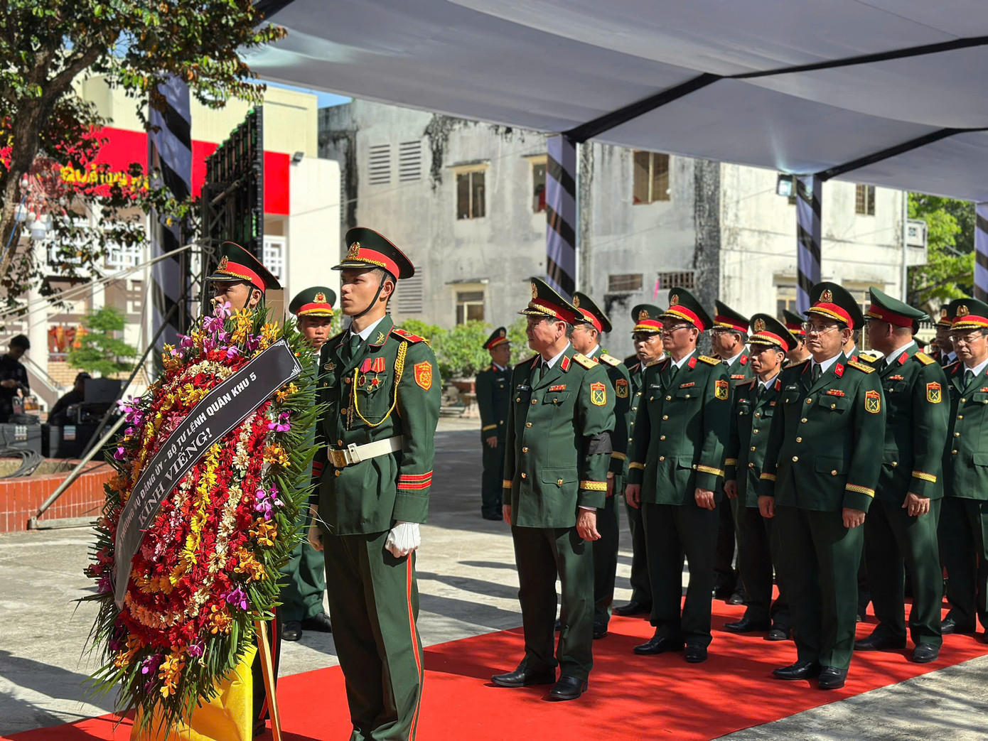 Thiếu tướng Lê Ngọc Hải - Tư lệnh Quân khu 5, dẫn đầu đoàn Đảng ủy, Bộ tư lệnh Quân khu 5 vào viếng nguyên Chủ tịch nước. Thiếu tướng Lê Ngọc Hải - Tư lệnh Quân khu 5, dẫn đầu đoàn Đảng ủy, Bộ tư lệnh Quân khu 5 vào viếng nguyên Chủ tịch nước.