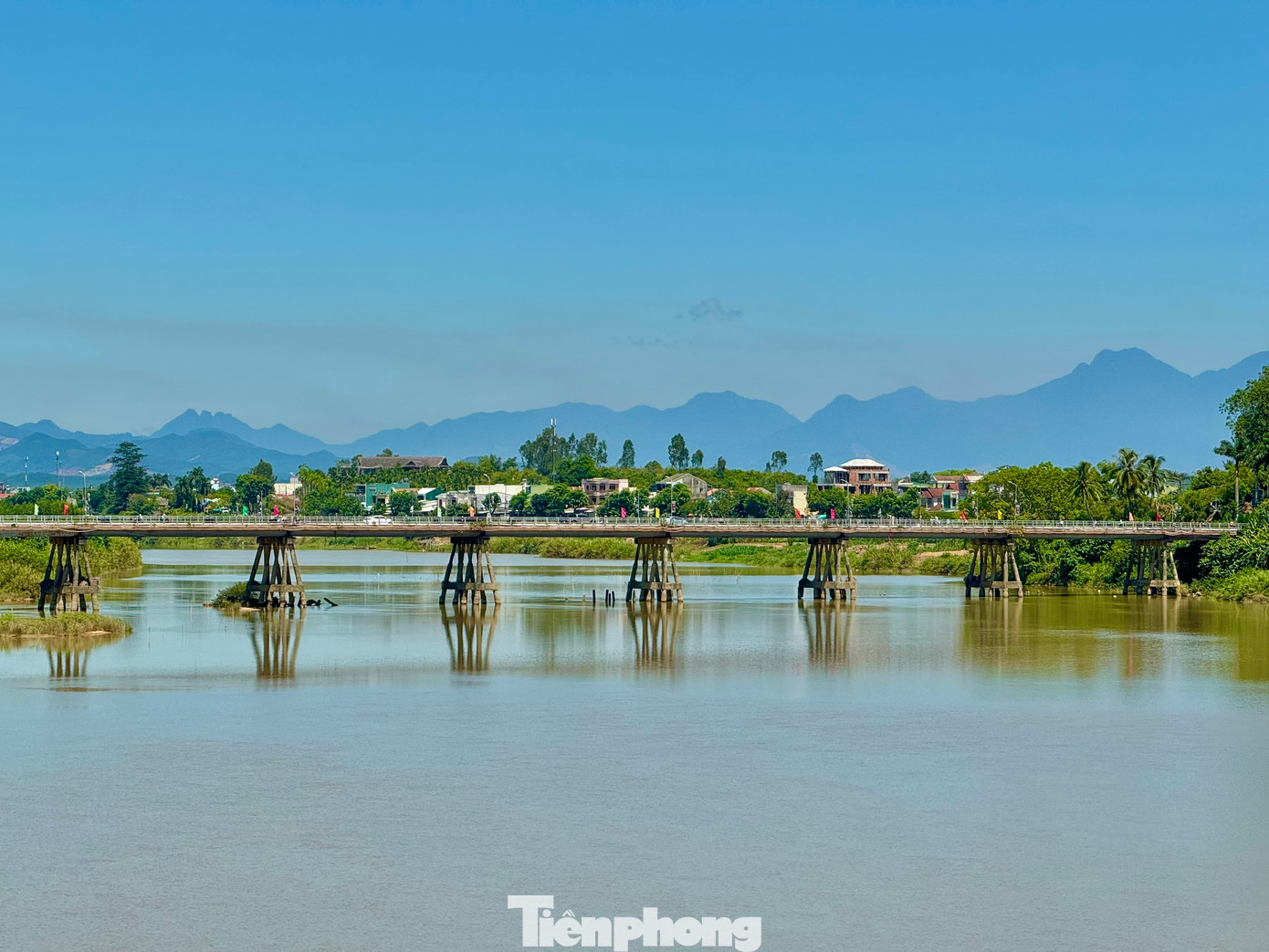 Cùng với cầu Thạch Bích và cầu Trà Khúc 2, cầu Trà Khúc 1 đang đóng vai trò huyết mạch, kết nối toàn bộ khu vực phía bắc tỉnh với trung tâm TP. Quảng Ngãi.