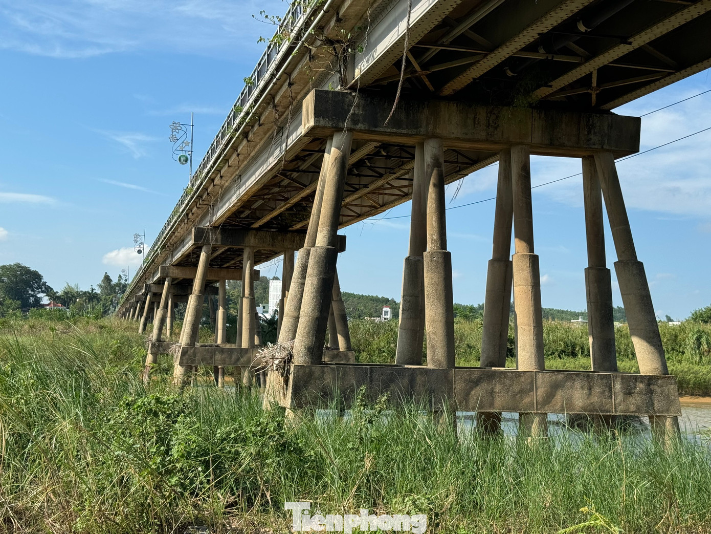 “Qua công tác theo dõi, đánh giá hiện trạng cầu Trà Khúc 1, Sở GTVT nhận định cầu Trà Khúc 1 vẫn nằm trong ngưỡng an toàn. Đơn vị quản lý chỉ lo lắng trường hợp là cùng lúc có nhiều phương tiện vận tải lớn, tải trọng nặng đi qua sẽ gây sự cố hệ dầm ngang của cầu, còn về phần móng không quá lo lắng”, ông Phong nói.