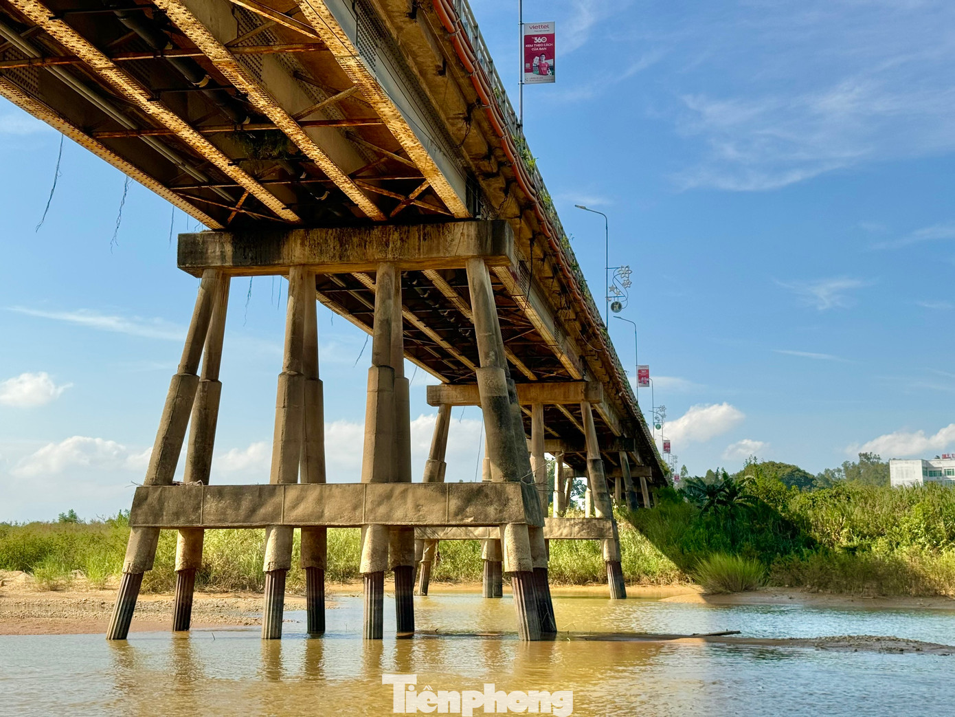 Dù đã được sửa chữa, gia cố nhưng trụ cầu Trà Khúc 1 đã bong tróc. Ảnh Nguyễn Ngọc