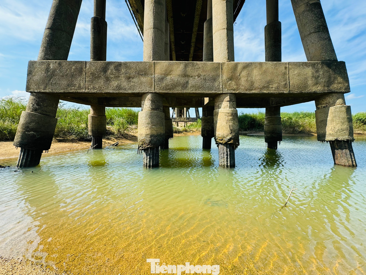 Anh Nguyễn Tiến Nam (trú TP. Quảng Ngãi) thường xuyên qua lại cầu Trà Khúc 1 cho biết, sau sự cố cầu Phong Châu ở Phú Thọ bị sập, người dân vốn đã lo lắng khi qua cầu thì nay lại càng thêm lo.