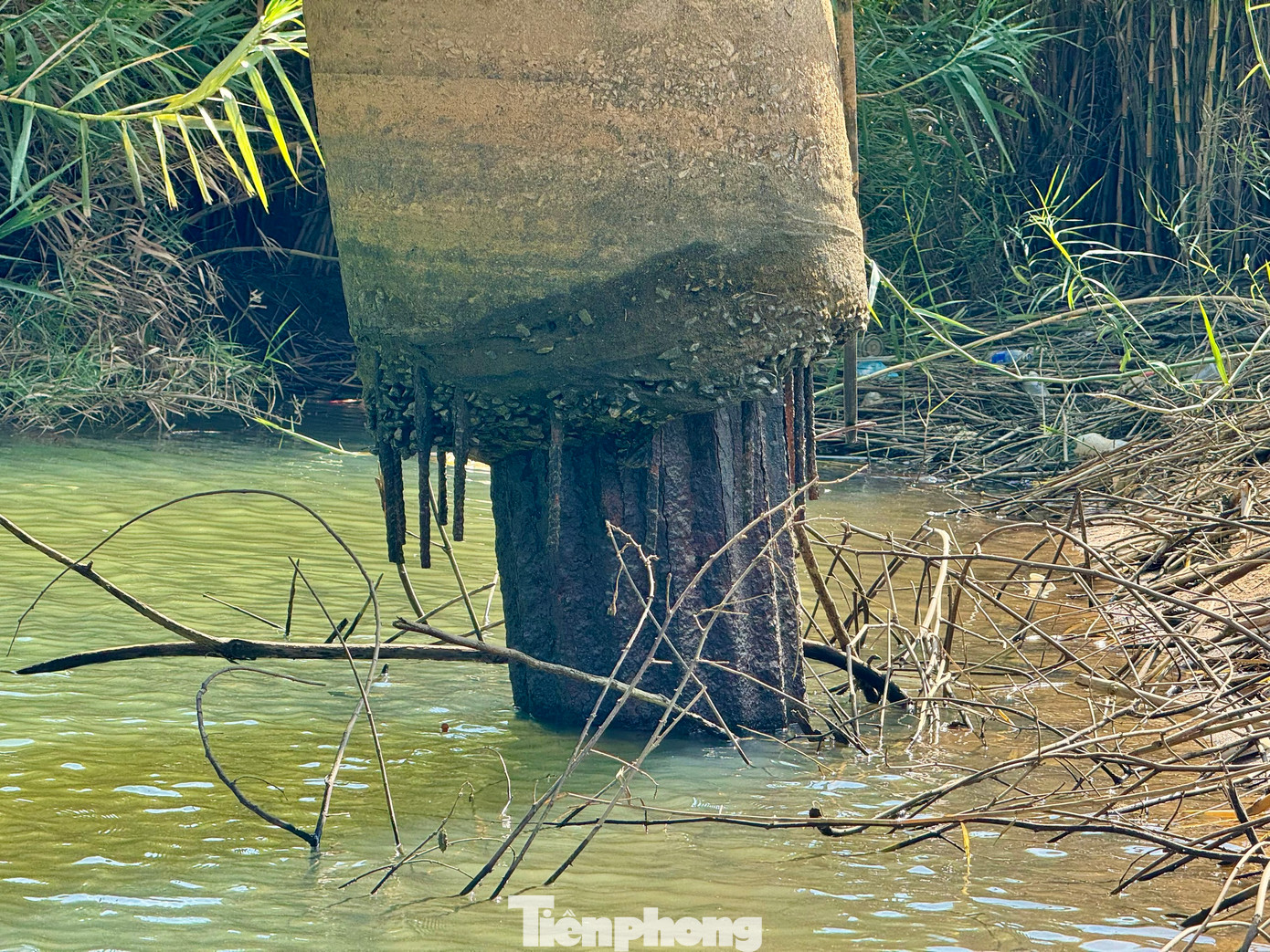 Nhiều người dân cảm thấy lo lắng về mức độ an toàn của cầu, nhất là sau sự cố sập cầu Phong Châu (tỉnh Phú Thọ) gây thiệt hại lớn về người và tài sản vừa qua.