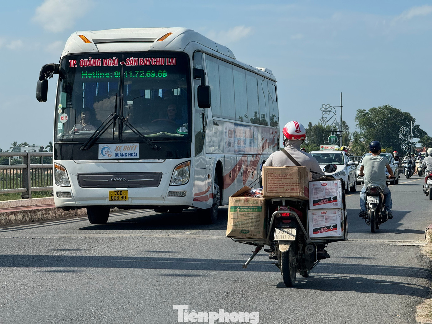 Dù xuống cấp sau hơn nửa thế kỷ sử dụng nhưng mỗi ngày cây cầu này vẫn phải gánh hàng chục nghìn lượt xe qua lại.