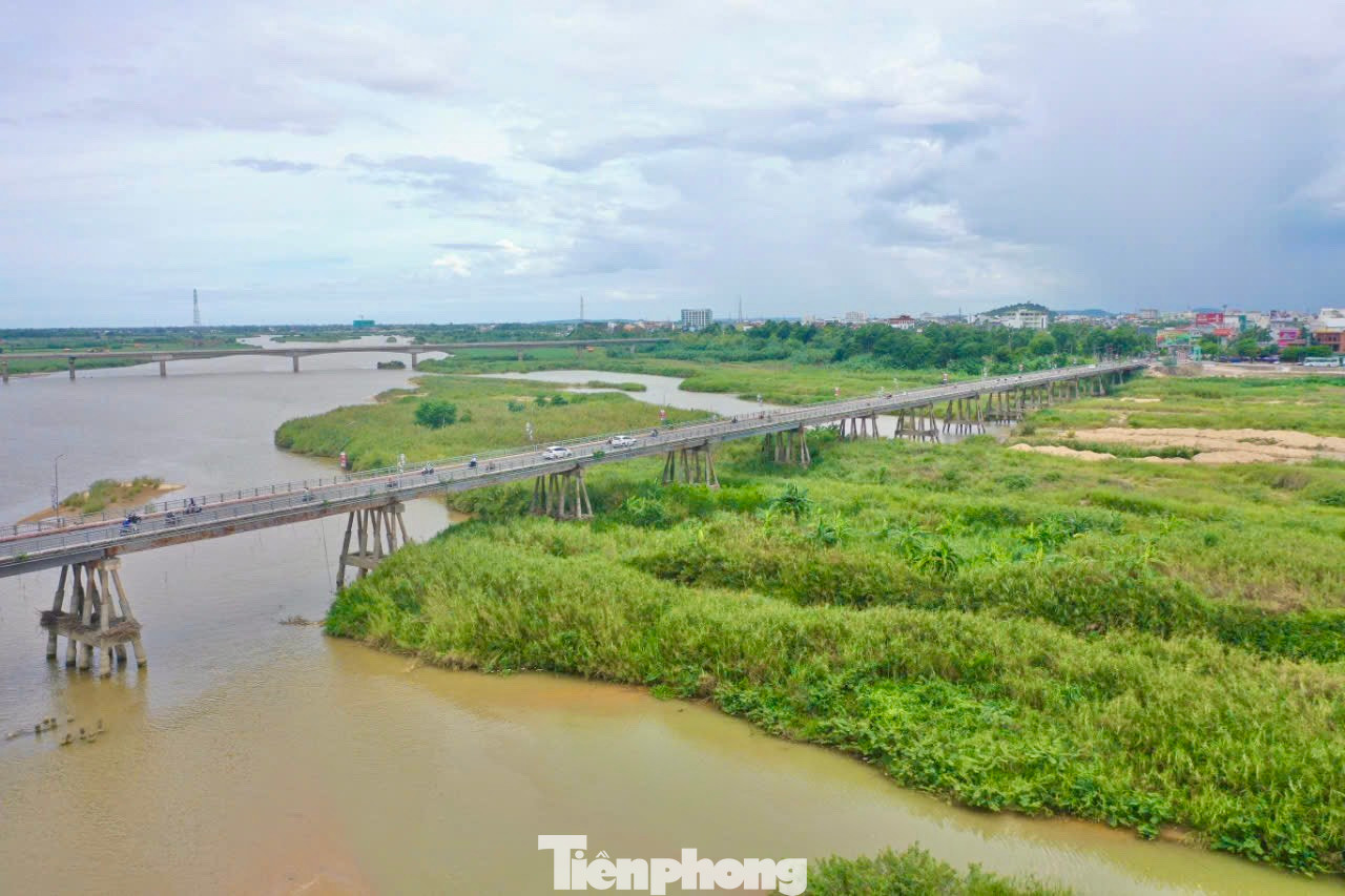 Cầu Trà Khúc 1 (TP. Quảng Ngãi) được xây dựng từ năm 1964 với kết cấu dầm thép liên hợp, dài 643m, gồm 19 nhịp, mỗi nhịp 24m, bề rộng mặt cầu chỉ 7,5m, vỉa hè khoảng 0,5m.